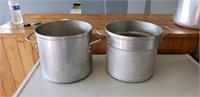 2 cooking pots