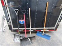 (4)Snow shovels.