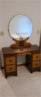 Vintage ornate 4-drawer vanity dresser with