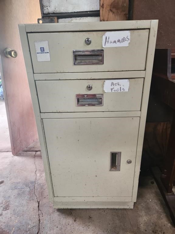 Nice metal storage cabinet 19w x 19d x 38.5t