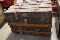 ANTIQUE STEAMER TRUNK