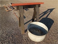 Galvanized wash tub and 1 saw horse