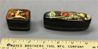 Lot with two small Russian lacquer boxes       (k