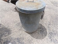 Galvanized trash can w/lid.