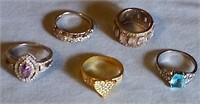 D - LOT OF 5 COSTUME JEWELRY RINGS (J21)