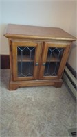 OAK END TABLE WITH 2 GLASS DOORS