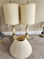Set 2 Vintage Lamps with Extra shade