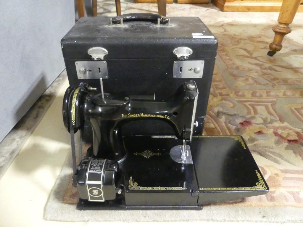 SINGER FEATHERWEIGHT SEWING MACHINE IN CASE