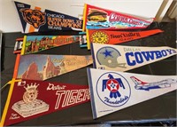 W - LOT OF 8 COLLECTIBLE PENNANTS (H27)