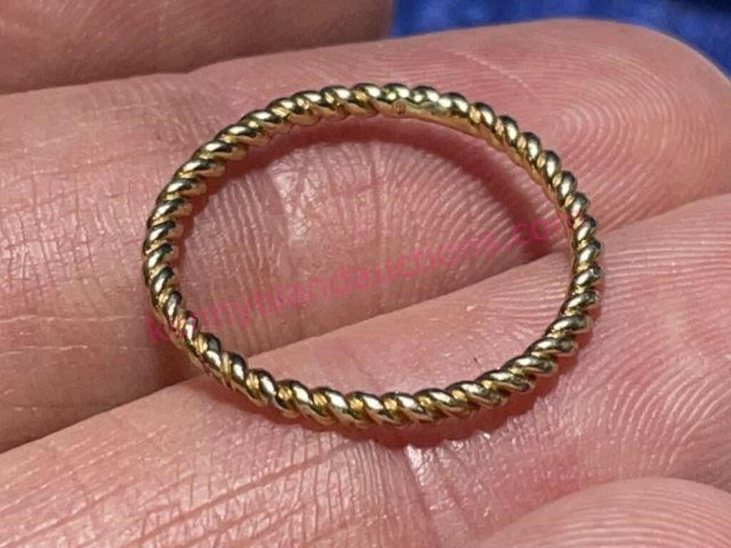 10K Gold thin ring (0.8-grams) sz 7.5