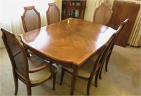 Thomasville dining table and 6 chairs (2 w arms)