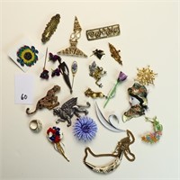 Lot of vintage brooches