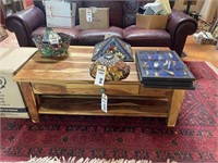 Wooden coffee table w/ excellent wood grain