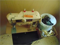 SINGER SEWING MACHINE WITH ACCESSORRIES