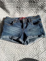 C9) Size 30 jean shorts. Fit like a 2/3.