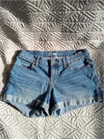 C9) size 4 woman's jean shorts. Old navy.