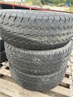 Three Kumho Road Venture P285/70R17