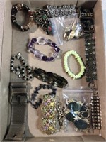 Costume jewelry. Lot of bracelets
