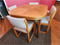 Dining Table & 4 Chairs
Table