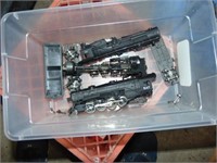 SHOE BOX OF MODEL TRAIN PARTS / G2CB