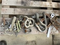 QTY OF D-SHACKLES AND ASSORTED TOOLS