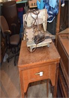 VINTAGE/ANTIQUE SEWING MACHINE