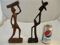 2 sculptures africaines de 12' en bois dont 1signé
