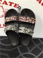 Crocs Men’s 6/Women’s 8 Animal Remix Sandals New