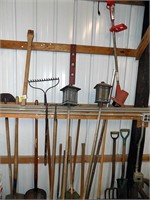 LOT OF HAND AND GARDEN TOOLS