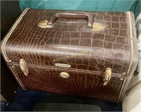 FAUX LEATHER TRAVEL CASE