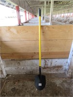 VALLEY FIBERGLASS HANDLE ROUND POINT SHOVEL