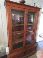 GUN CABINET WITH SHELVES PLACED INSIDE 2 DRAWER