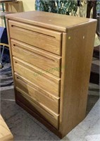 Thornwood oak chest of drawer dresser with five