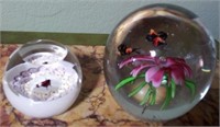 T - LOT OF 2 ARTGLASS PAPERWEIGHTS (L92)