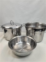 Stockpot w/ lid and 2 strainers