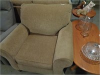 Arm chair (matches loveseat) in good condition