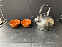 Kettle and small ice cream bowls