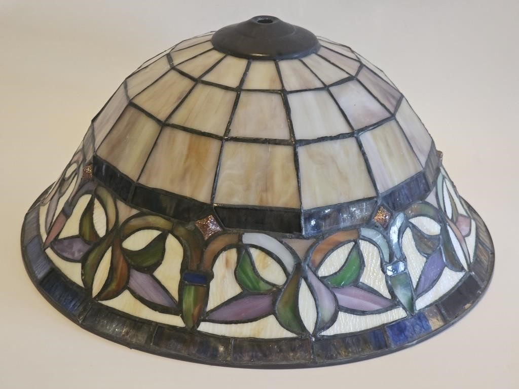 VTG. TIFFANY STYLE STAINED GLASS LAMP SHADE