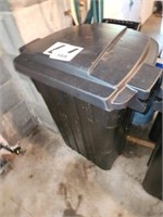 BLACK OUTDOOR TRASH CAN WITH LID