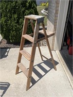 4’ wooden ladder