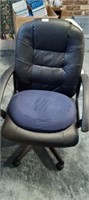 ROLLING OFFICE CHAIR WITH CUSHION