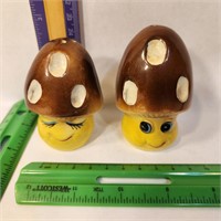 Japan anthropomorphic mushrooms Salt&Pepper set