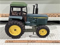 METAL ERTL JOHN DEERE TRACTOR 10" LENGTH