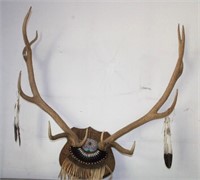 BEAUTIFUL ELK HORN MOUNT W/NATIVE AMERICAN FLARE