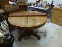 Vintage round table w/ 2 leaves