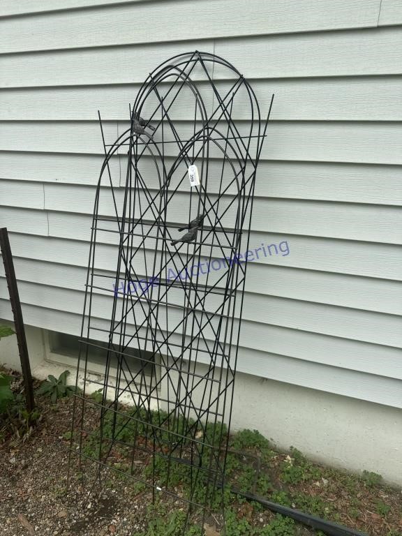 5 SECTIONS OF WIRE TRELLIS, 65T X 24W, OUTSIDE