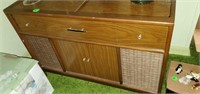 VINTAGE MAGNAVOX CONSOLE STEREO