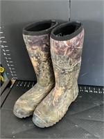 Men’s camo boots, size 10