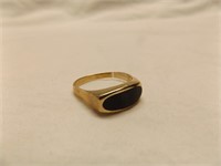 10K YELLOW GOLD RING IS APPROX 4.6 GRAMS