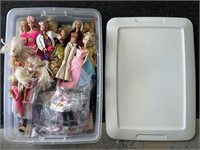 GREAT LOT OF VINTAGE BARBIES WITH TUB